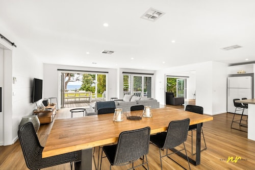 The Esplanade- Beach front, Luxury, Sleeps 8, Luxury, Parking, Aircon