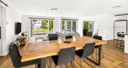 The Esplanade- Beach front, Luxury, Sleeps 8, Luxury, Parking, Aircon