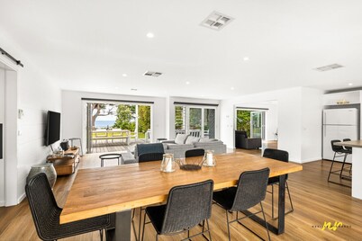 The Esplanade- Beach front, Luxury, Sleeps 8, Luxury, Parking, Aircon
