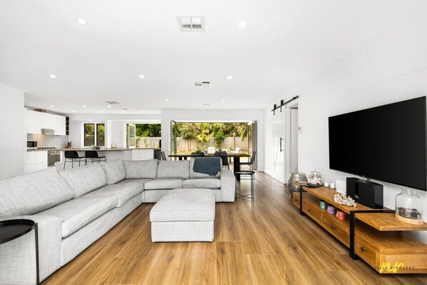 Smart TV, chimenea y estéreo 