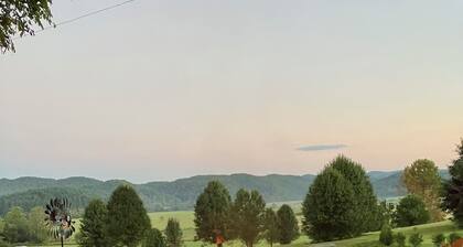 BRAND NEW - THE KING OF THE HILL - W HOT TUB AND PRIVATE BACKYARD