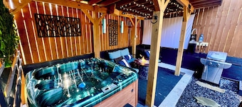 BRAND NEW - THE KING OF THE HILL - W HOT TUB AND PRIVATE BACKYARD