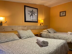 Familien-Dreibettzimmer | Kostenloses WLAN, Bettwäsche