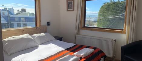 Habitación estándar doble | Baño | Secador de pelo, toallas, jabón y champú