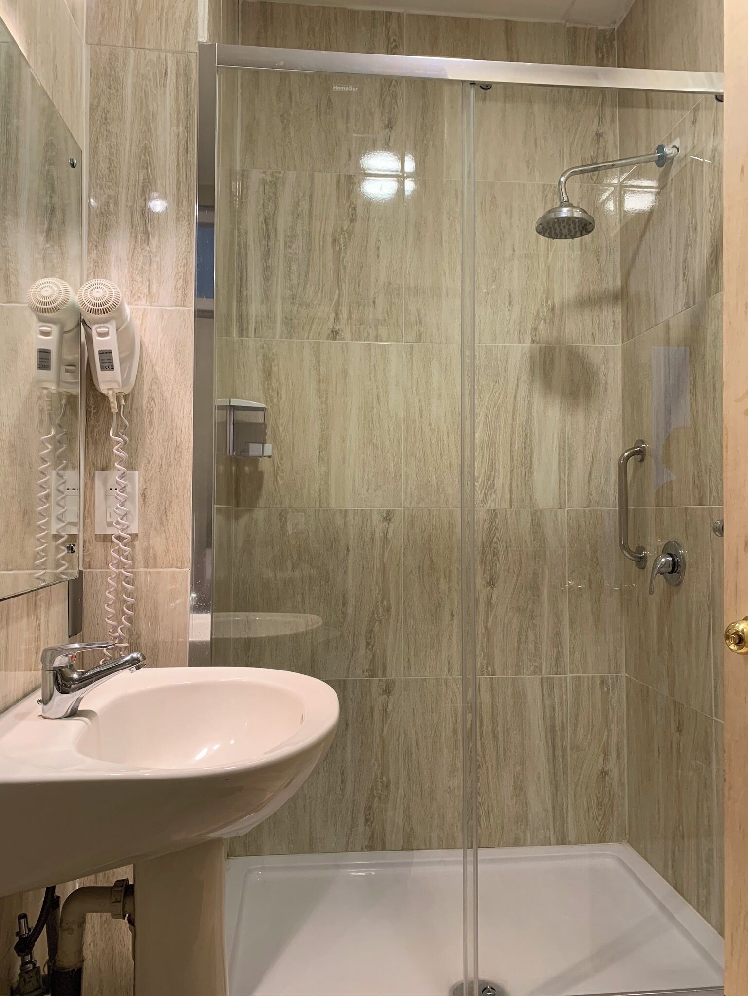 Standaard Twin kamer, privébadkamer | Badkamer | Een haardroger, handdoeken, zeep, shampoo