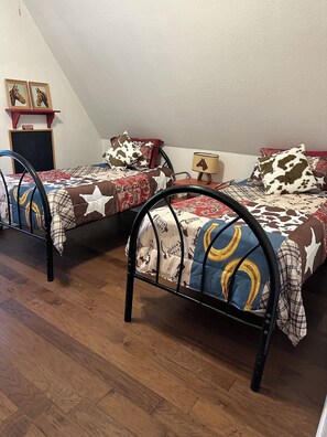 4 slaapkamers, een strijkplank/strijkijzer, gratis wifi, beddengoed