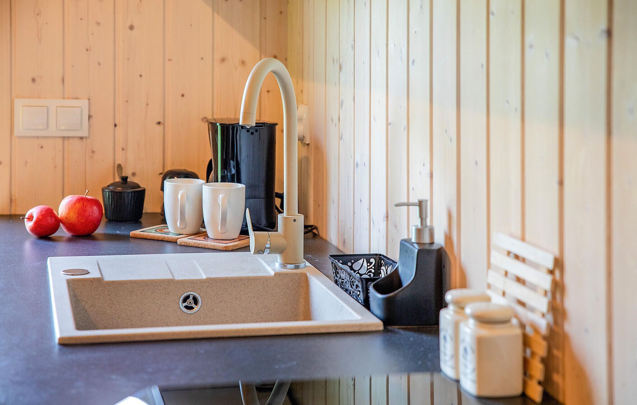 Refrigerador, parrilla de estufa, lavavajillas y cafetera y tetera 