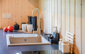 Réfrigérateur, plaque de cuisson, lave-vaisselle, cafetière/bouilloire