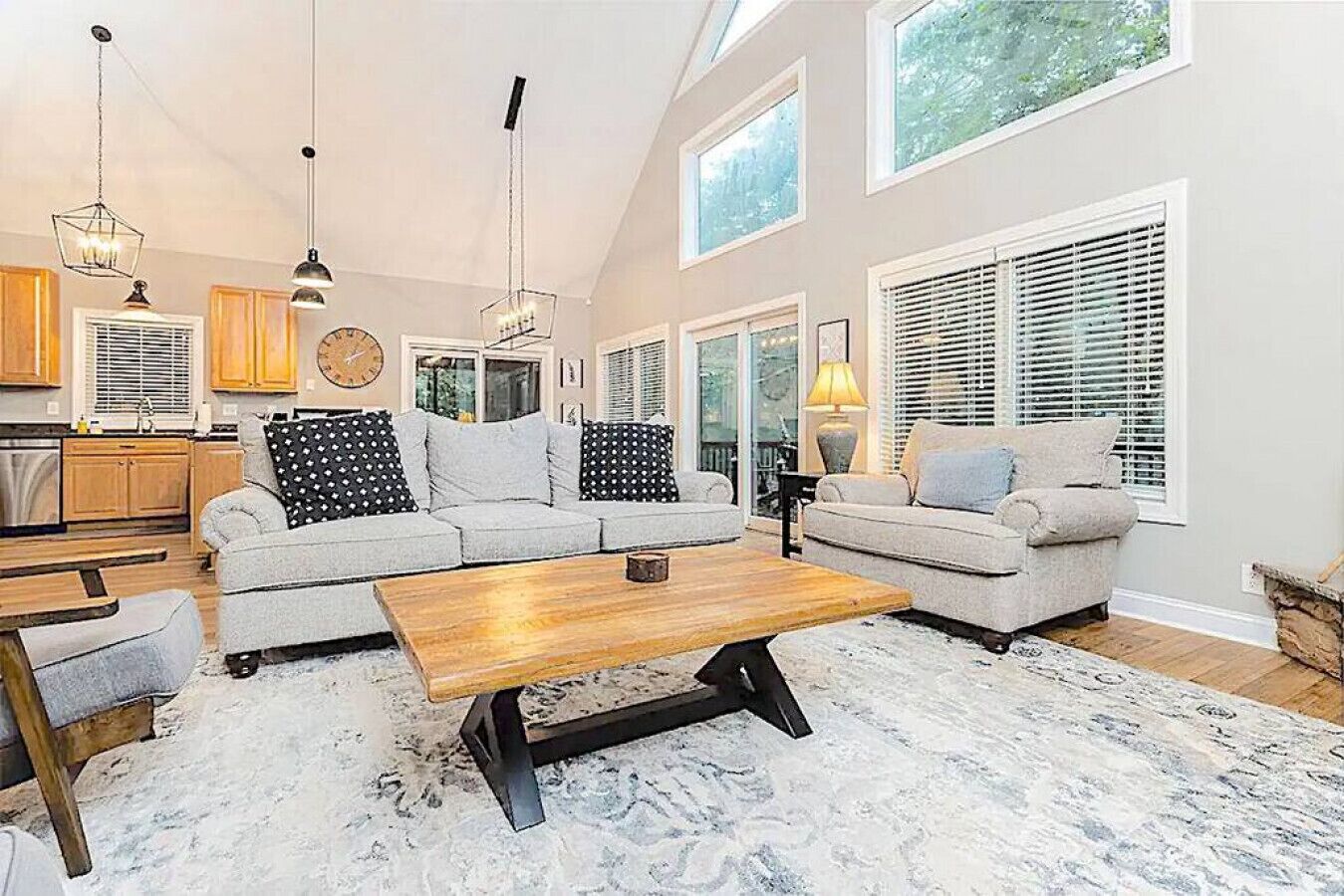 Een televisie en een open haard