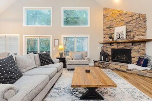 TV, fireplace - Ridge Retreat @ Wintergreen! (Wintergreen Resort)