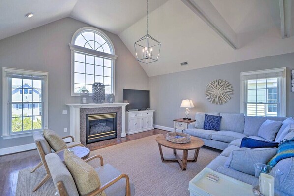 TV, fireplace