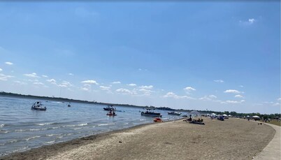 Minutes to Polaris Mall, Cozy 3bd Home, Large Backyard w/ Games