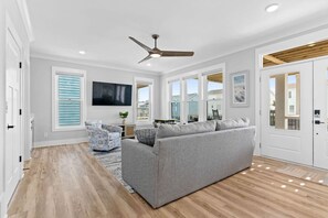 Smart-TV, Kamin, Videospiele, Tischfußball