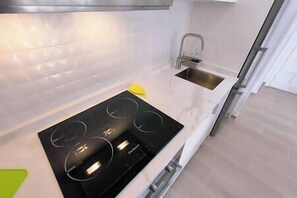 Kühlschrank, Mikrowelle, Ofen, Wasserkocher mit Kaffee-/Teezubehör