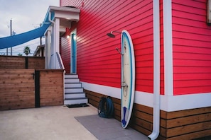 Property grounds - The Board House "Longboard" (Galveston)