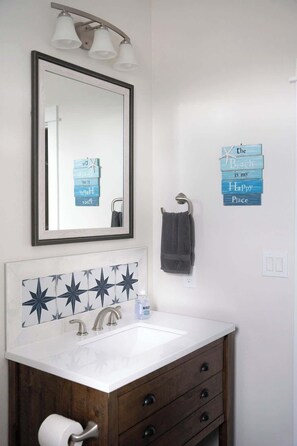 Dusj, hårføner og håndklær