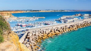 A coastal marina with boats docked, a breakwater, and a clear view of the sea. - Beautiful home in Conil de la Frontera (Conil de la Frontera)