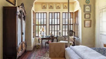 1 habitación, escritorio y espacio para trabajar con laptop