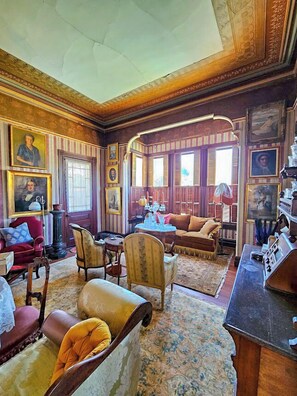 Living room - The JD Hyde Historic Inn (Visalia)