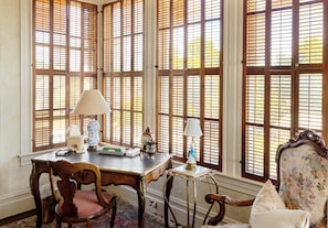 Deluxe Suite, Multiple Beds, Balcony, Pool View | Desk, laptop workspace, free WiFi - The JD Hyde Historic Inn (Visalia)