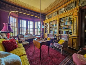 Library - The JD Hyde Historic Inn (Visalia)