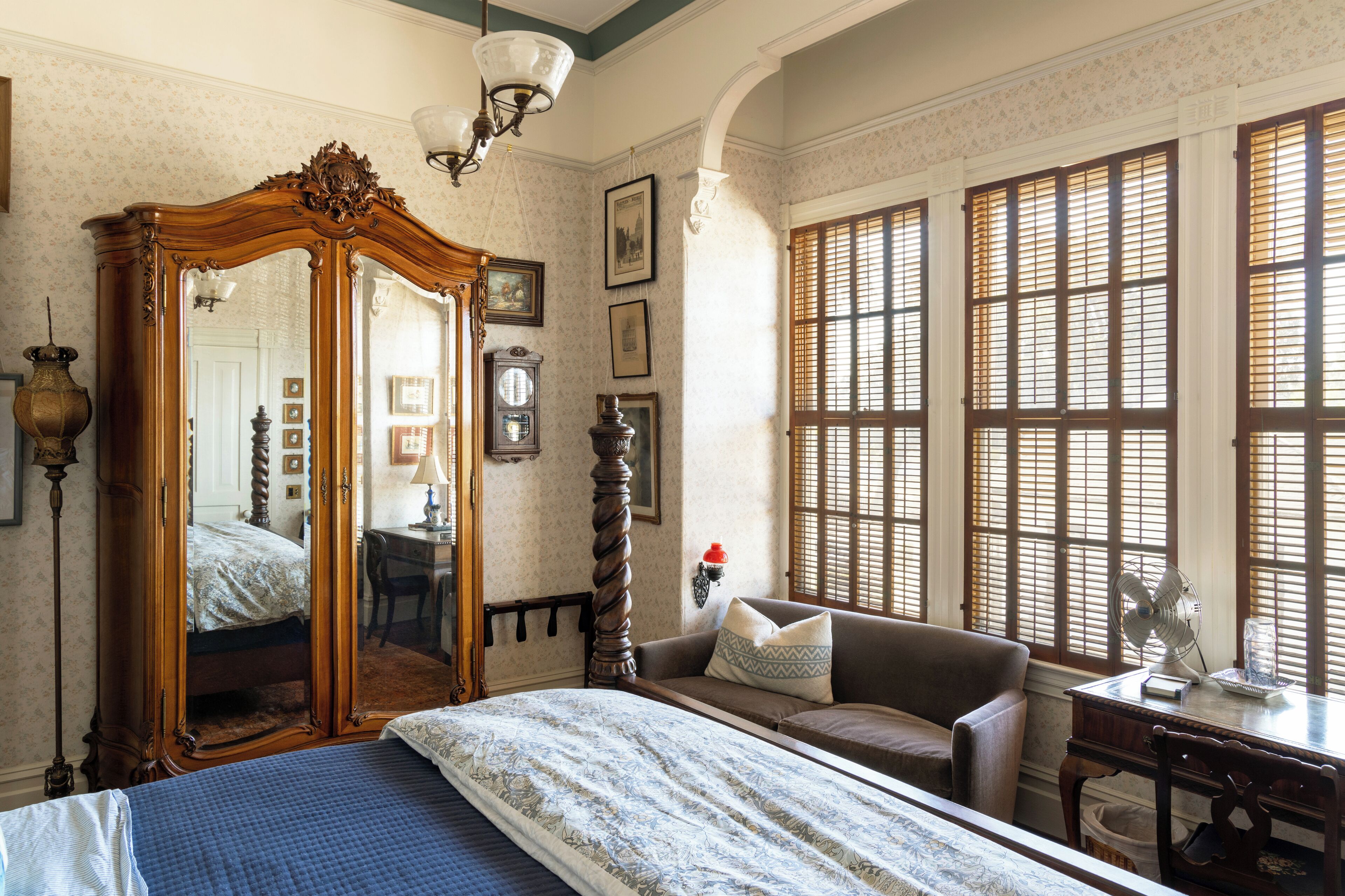 Desk, laptop workspace, free WiFi