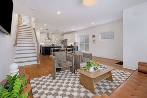 TV - New Sleek City Escape ~ 10 Mins to Downtown! (Nashville)