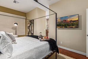 2 bedrooms, iron/ironing board, travel cot, free WiFi