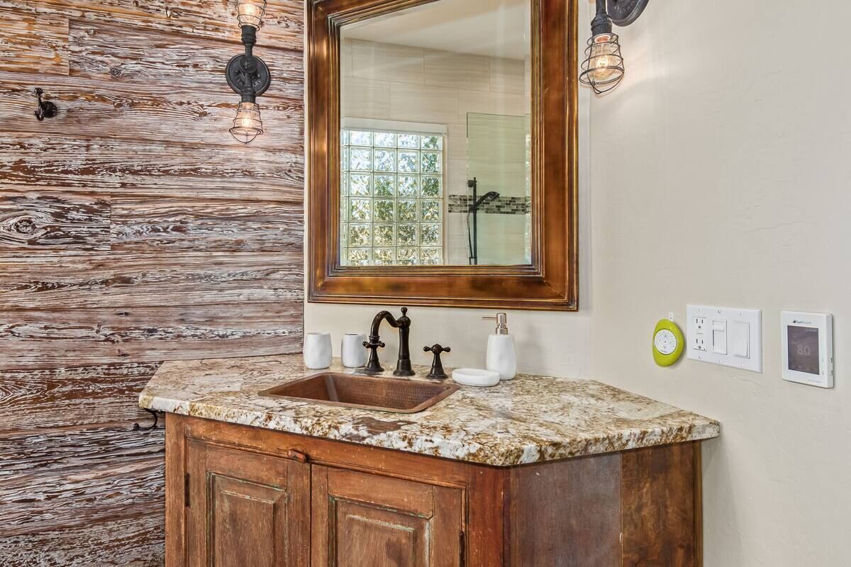 Douche, sèche-cheveux, serviettes fournies, savon