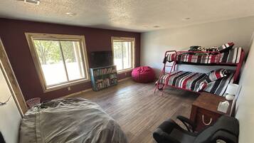 2 bedrooms, iron/ironing board, free WiFi, bed sheets