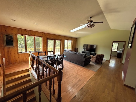 Smart TV, fireplace. Blakley Hobbit Charming 2-bedroom country house with AC, WiFi in soothing Viola