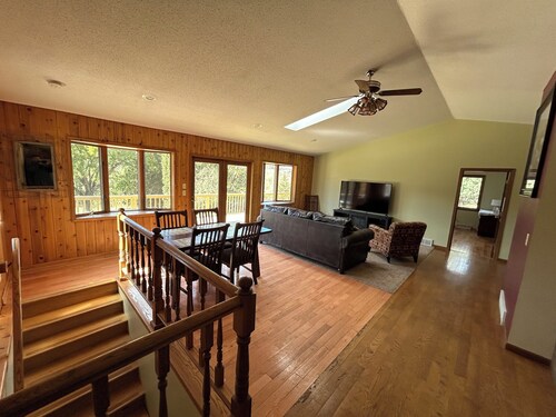 Blakley Hobbit Charming 2-bedroom country house with AC, WiFi in soothing Viola