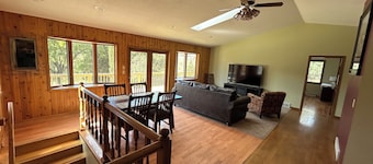 Blakley Hobbit Charming 2-bedroom country house with AC, WiFi in soothing Viola