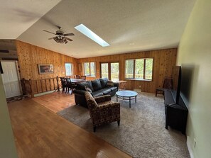 Smart TV, fireplace - Blakley Hobbit Charming 2-bedroom country house with AC, WiFi in soothing Viola (Viola)