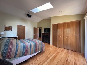 2 bedrooms, iron/ironing board, free WiFi, bed sheets - Blakley Hobbit Charming 2-bedroom country house with AC, WiFi in soothing Viola (Viola)