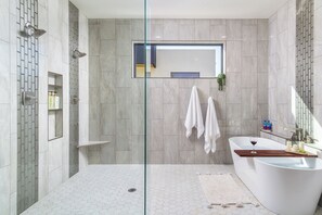 Séchoir à cheveux, bidet, serviettes fournies, savon
