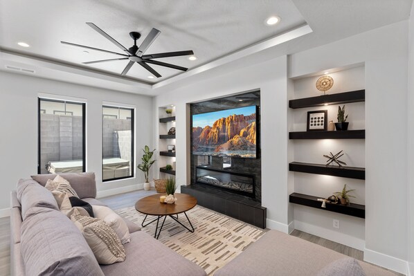 Smart TV, fireplace - Serenity Sands. Private Spa. Sleeps 12. (Hurricane)