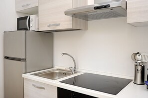 Réfrigérateur, four à micro-ondes, surface de cuisson, lave-vaisselle