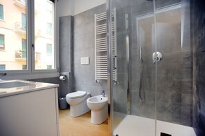 Douche, séchoir à cheveux, bidet, shampooing