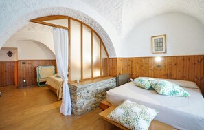 2 bedrooms, iron/ironing board, travel cot, free WiFi