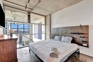 2 bedrooms, in-room safe, desk, iron/ironing board