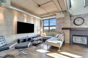 Smart TV, fireplace, stereo - Luxurious Uptown Denver Loft with Stunning Views (Denver)