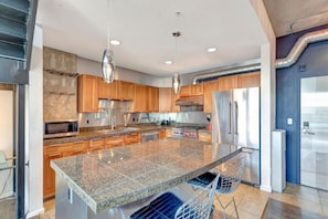 Fridge, microwave, oven, stovetop - Luxurious Uptown Denver Loft with Stunning Views (Denver)