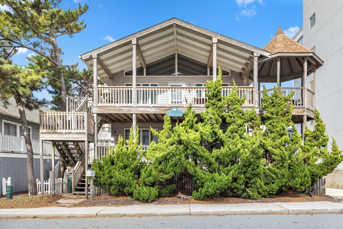 Pet Friendly Bungalow Huge Decks Bikes 10 steps to beach