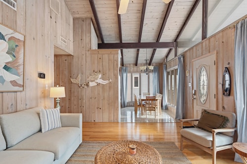 Pet Friendly Bungalow Huge Decks Bikes 10 steps to beach