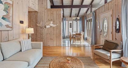 Pet Friendly Bungalow Huge Decks Bikes 10 steps to beach