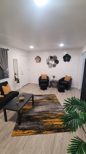Interior - Charming 2-bdrm  duplex in Sacramento with AC, WiFi  parking. remodeled unit  (Sacramento)