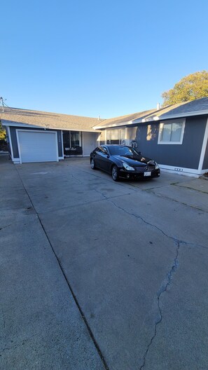 Property grounds - Charming 2-bdrm  duplex in Sacramento with AC, WiFi  parking. remodeled unit  (Sacramento)
