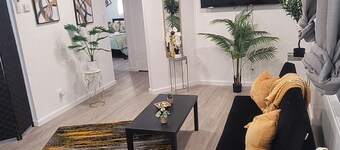 Charming 2-bdrm  duplex in Sacramento with AC, WiFi  parking. remodeled unit 