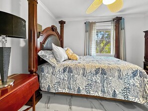 3 bedrooms, desk, WiFi, bed sheets - Baywatch Paradice Paradice  8 m to beach, private pier, Sleeps 8 Fenced Dog Area (Gulf Shores)